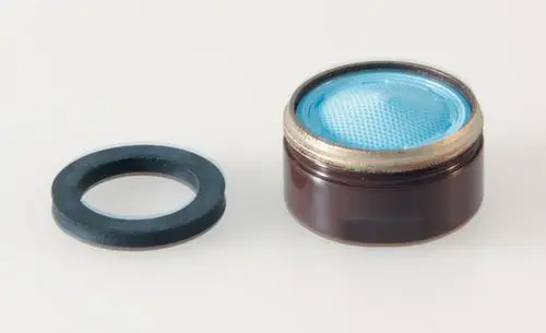 Brauner Strahlregler mit blauer Einsätze und schwarzem Gummiring, produziert von Ideal Standard, für wassersparende Anwendungen im Sanitärbereich.